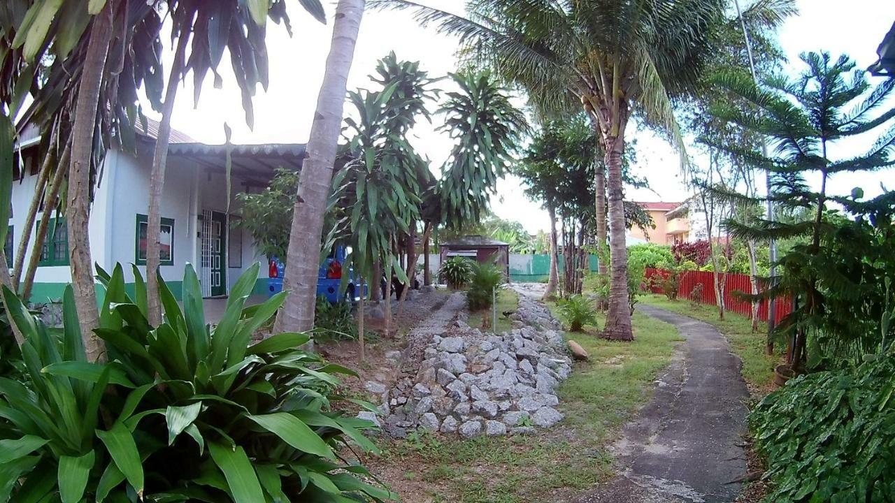 Sabandy Guesthouse Kuah Exterior photo